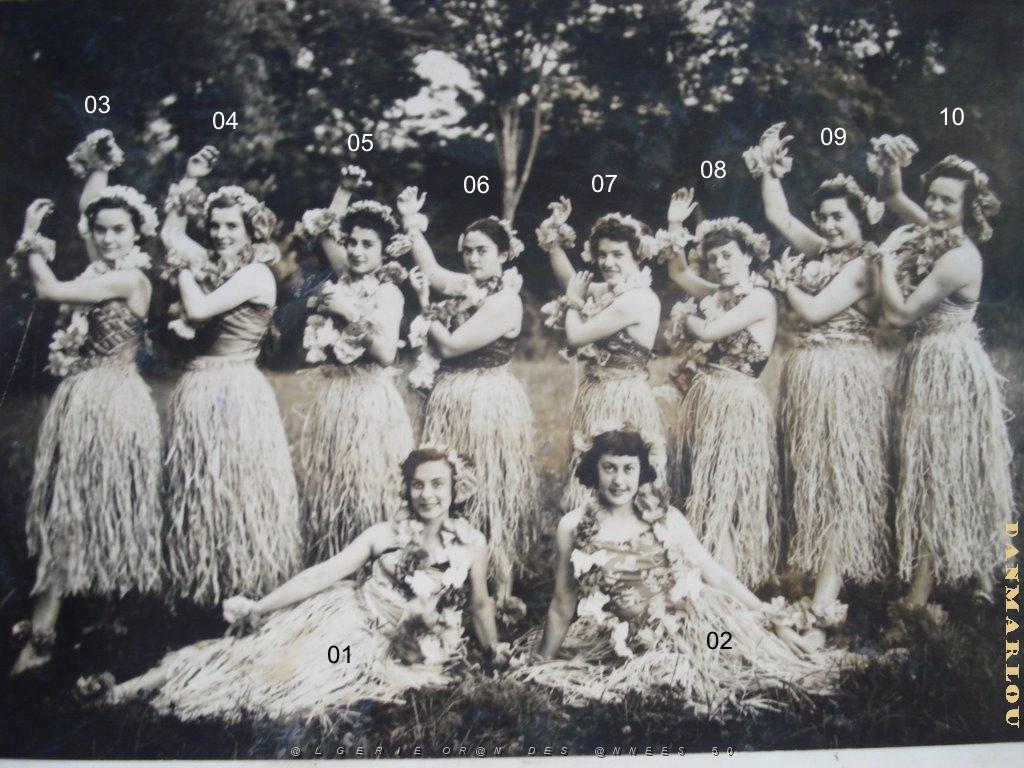 COLO LA PEYROUSE 195X 022 MONOS POUR LA FETE DE FIN DE CONTINGENT 1951.jpg
